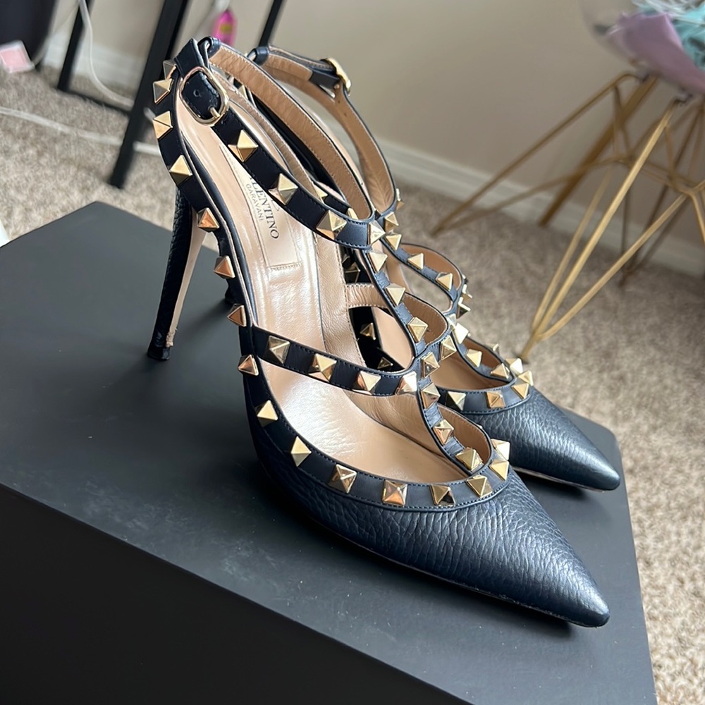 Valentino Garavani Rockstud Caged 100 Grainy Leather Pump Size 38 Navy Leather